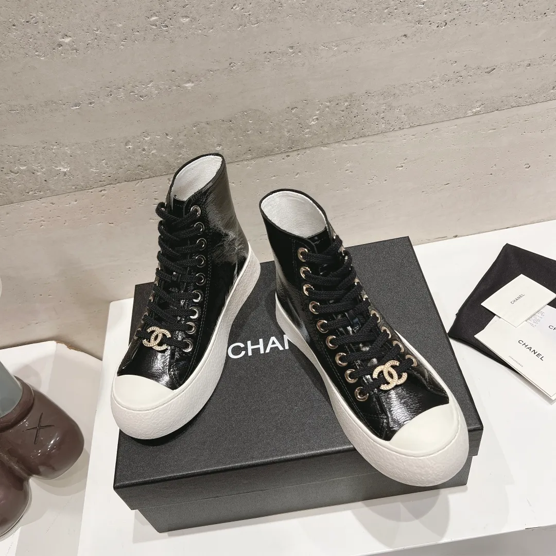 👟👟Ex-factory price 480👟👟 (top version) Chanel Chanel 24 latest model full leather panda color white shoes casual sports shoes skateboard shoes original purchase and development production Xiaoxiang C Home Another super popular item in the counter, loved by Internet celebrity bloggers and sisters, and various praises on social platforms. It is very popular, has a high texture, is breathable and super spring and summer. Seeing this issue always arouses the inner desire of girls for fashion. The latest suede material, classic black and white color, full of fashionable feeling on the feet, easy to care for. Fabric: Original customized imported cowhide material. Lining: Customized soft sheepskin lining. Sole: Original molded TPU non-slip outsole. Bottom thickness: 2.5CM. Size: Women's size 35-40 (custom-made sizes 40 are non-refundable)